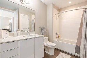 Serviettes fournies, savon, papier toilette