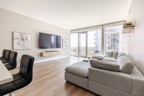 Smart TV, fireplace