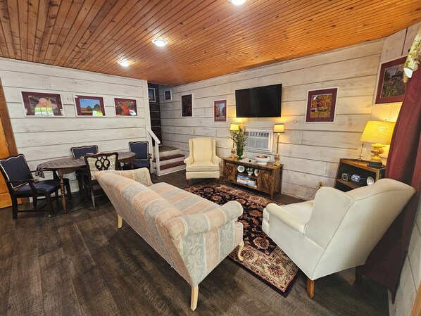 Smart TV - Brownstone Mill by the Pond (Mount Nebo)