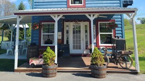 Un bâtiment bleu avec un porche, une enseigne indiquant « Brownstone General Store », et un vélo garé à l’extérieur.