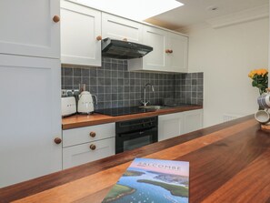 Cookware/dishes/utensils - 43 The Salcombe (Salcombe)