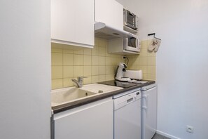 Kylskåp, mikrovågsugn, ugn och diskmaskin