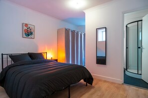 1 slaapkamer, een strijkplank/strijkijzer, gratis wifi, beddengoed