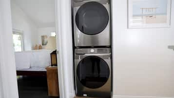 3 bedrooms, desk, iron/ironing board, travel crib