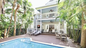 Pool -  Charming 3-bedroom house featuring a heated private pool. (Duck Key)