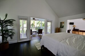 3 makuuhuonetta, työpöytä, silitysrauta/-lauta, vauvan matkasänky