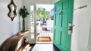 Interior -  Charming 3-bedroom house featuring a heated private pool. (Duck Key)