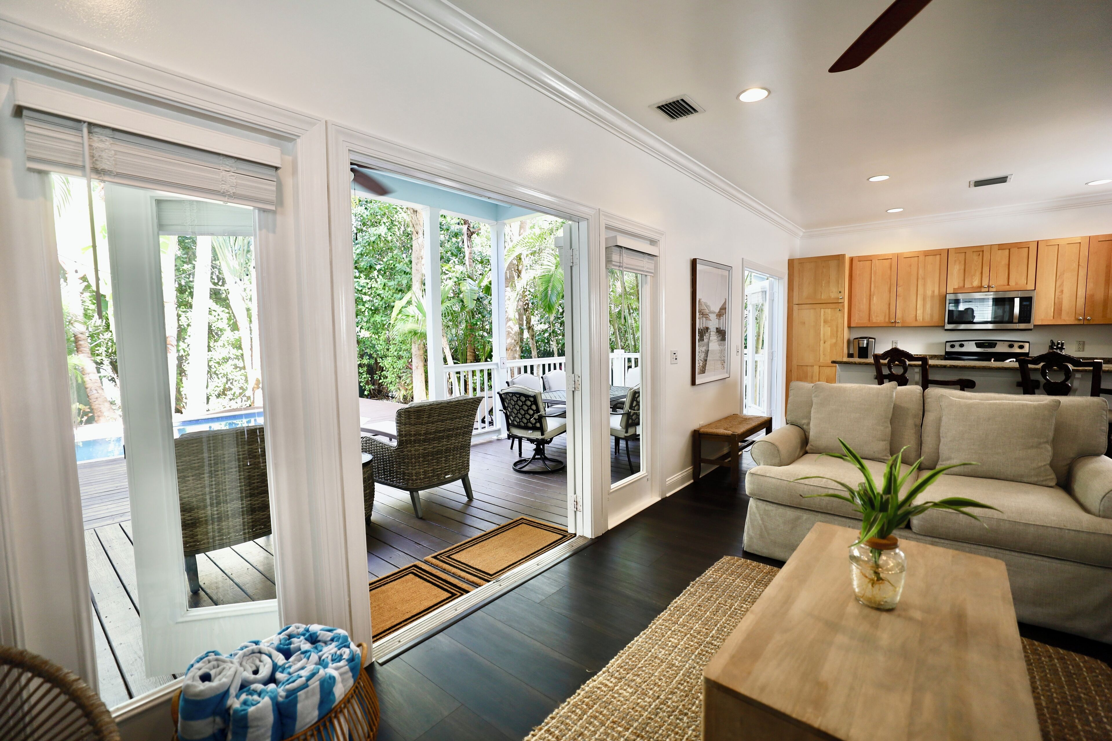 Smart TV, DVD player, books, printers