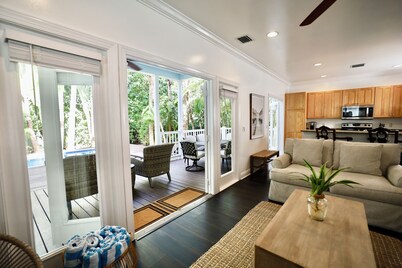 Charming 3-bedroom house featuring a heated private pool.
