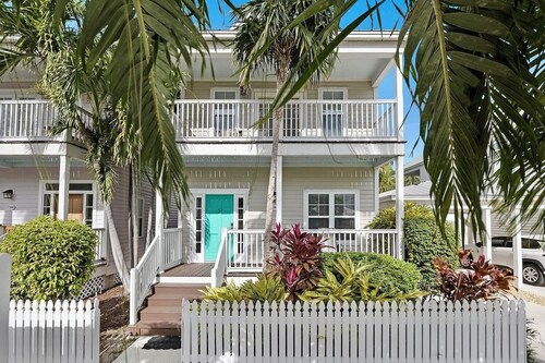  Charming 3-bedroom house featuring a heated private pool.