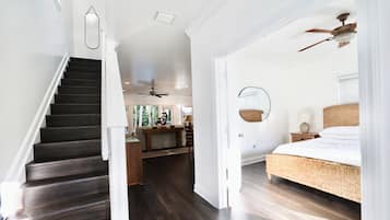 3 habitaciones, escritorio y tabla de planchar con plancha