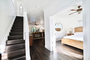 3 habitaciones, escritorio y tabla de planchar con plancha 