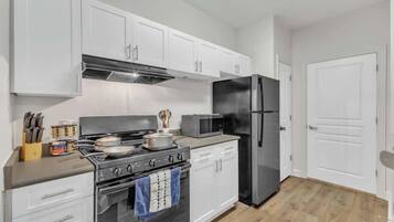 Kühlschrank, Mikrowelle, Herdplatte, Geschirrspüler