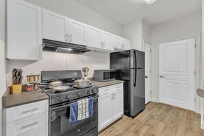 Kühlschrank, Mikrowelle, Herdplatte, Geschirrspüler