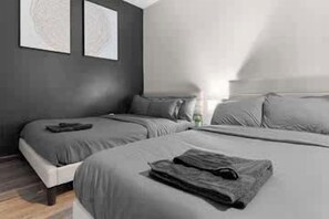 3 habitaciones, tabla de planchar con plancha, cuna de viaje y wifi