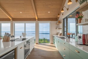 Een koelkast, een microgolfoven, een vaatwasser