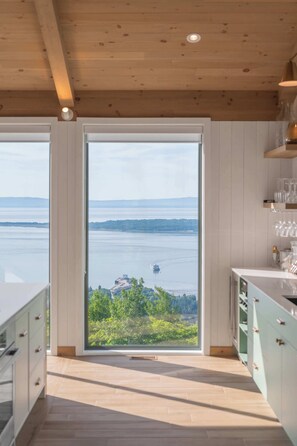 Frigorífic, microones, rentaplats i cafetera i tetera 