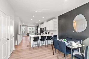 Dining - Luxe 4BR Townhouse In Uptown Charlotte! (Charlotte)
