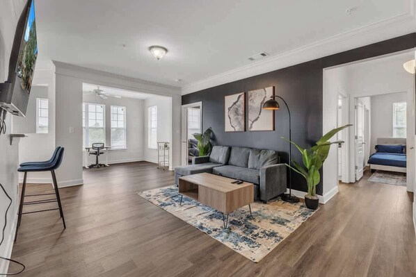 Televisión y oficina 