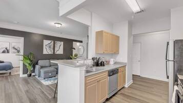 Kühlschrank, Mikrowelle, Herdplatte, Kochgeschirr/Geschirr/Besteck