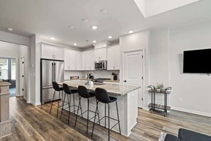 ثلاجة، موقد طهي مسطح، محمصة خبز، مستلزمات طهي/أطباق/أوعية