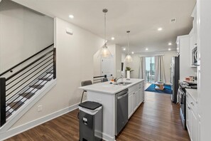 Fridge, microwave, oven, stovetop - Luxe 4BR King Townhouse w/ Rooftop in Uptown CLT! (Charlotte)