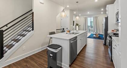 Luxe 4BR King Townhouse w/ Rooftop in Uptown CLT!
