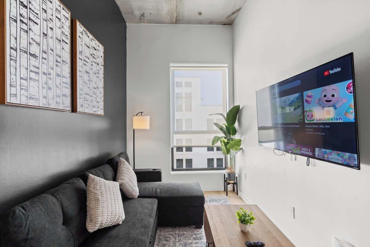 Televisión y oficina 