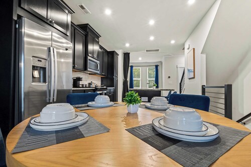 Luxe 4BR King Townhouse w/ Rooftop in Uptown CLT!