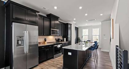 Luxe King 3BR Townhouse Mins to Uptown CLT!