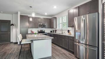 Fridge, microwave, stovetop, dishwasher