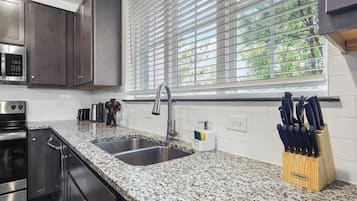 Refrigerador, microondas, parrilla de estufa y lavavajillas