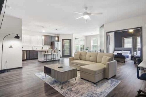 Luxe King 3 Bedroom Suite in North Raleigh!
