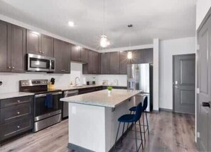 ثلاجة، ميكروويف، موقد طهي مسطح، غسالة أطباق