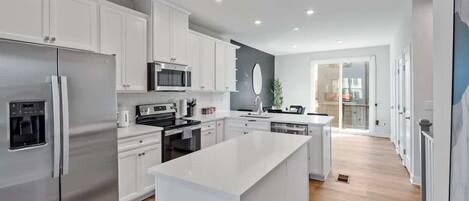 ثلاجة، ميكروويف، فرن، موقد طهي مسطح