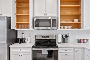 冷蔵庫、電子レンジ、オーブン、コンロ