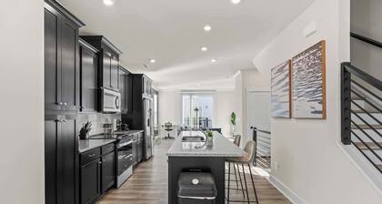 Luxe 3BR King Townhouse w/ Rooftop in Uptown CLT!
