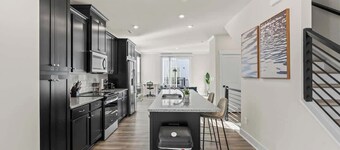 Luxe King 3BR Townhouse -Mins to Uptown CLT!