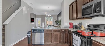 Luxe King 3BR Townhouse Mins to Downtown!