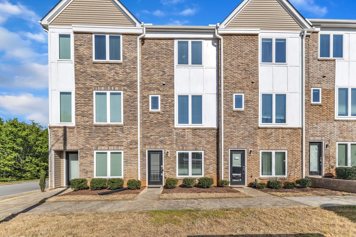 Luxe King 3BR Townhouse Mins to Downtown!