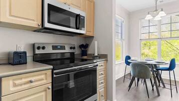 Een koelkast, een microgolfoven, een oven, een kookplaat