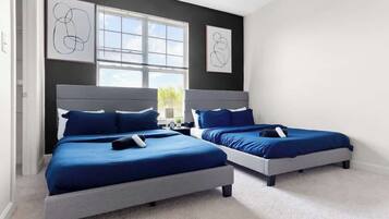 Een strijkplank/strijkijzer, reisbedje, wifi, beddengoed