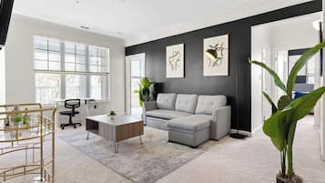 Een televisie en een kantoor