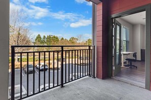 Property grounds - Luxe King 2 Bedroom Suite in North Raleigh! (Raleigh)