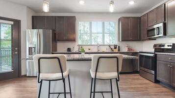 Refrigerador, microondas, horno y parrilla de estufa