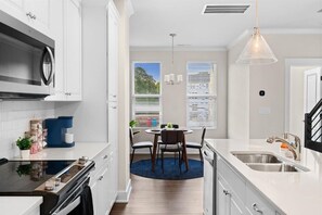 Fridge, microwave, oven, stovetop - Luxe 4BR King Townhouse w/ Rooftop—in Uptown CLT! (Charlotte)