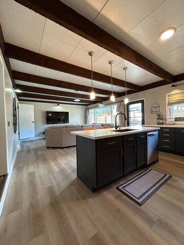 Bearcat BNB Next to Campus