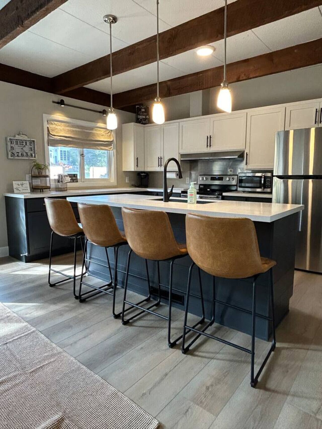 Refrigerador, microondas, horno y cafetera y tetera 