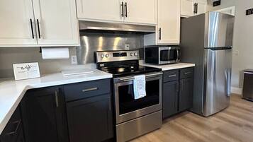 Køleskab, mikrobølgeovn, ovn, kaffe-/temaskine