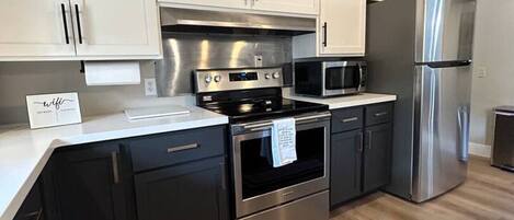 Geladeira, micro-ondas, fogão, cafeteira/chaleira